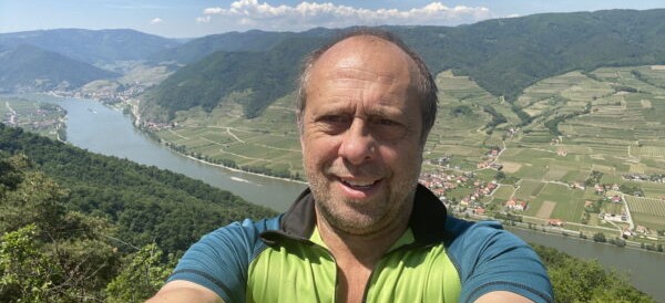karl ist schneller am berggipfel bearbeitet