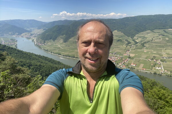 Karl ist schneller am Berggipfel karl ist schneller am berggipfel